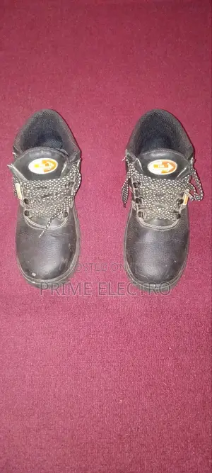 ብረት ያለው ለመዘነጫ ሆነ ለስራ የሚሆን የህንድ Safety Shoese የሚያምር ከጅንስ ጋ ልዘንጡበት