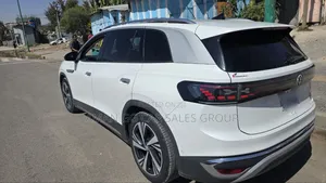 Photo - Volkswagen ID.6 2023 White