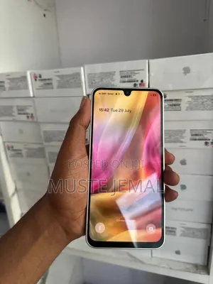 Photo - New Samsung Galaxy M16 128 GB Green