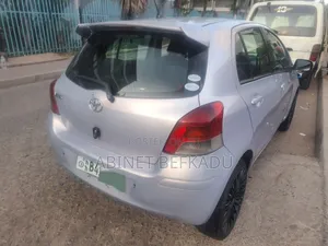 Toyota Vitz 1.0 FWD 5dr 2010 Gold