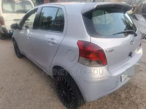 Toyota Vitz 1.0 FWD 5dr 2010 Gold