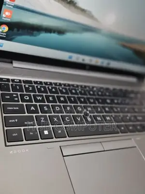 New Laptop HP ZBook Firefly G8 16GB Intel Core I7 SSD 1T
