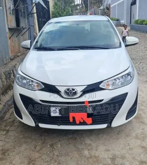 Photo - Toyota Yaris 1.5 Sedan L 2020 White