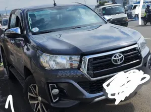 Photo - Toyota Hilux 2020 Gray
