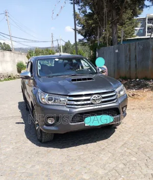 Photo - Toyota Hilux 2018 Silver