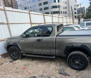 Photo - Toyota Hilux 2021 Gray