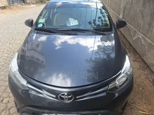 Photo - Toyota Yaris L Hatchback 5dr 2014 Gray