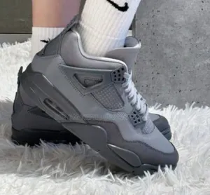 Photo - Air Jordan 4 Retro