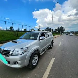 Photo - Toyota Hilux 2.5 D-4D 4X4 SRX 2012 Silver