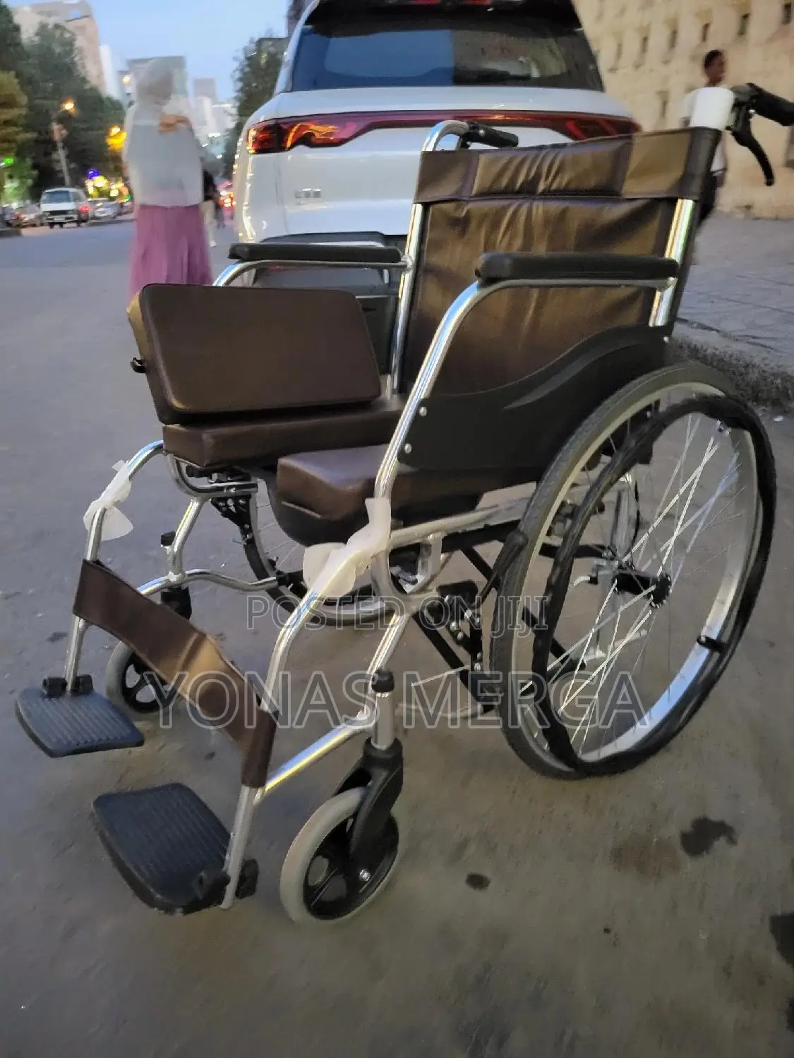Toilet Wheelchair虢麊wheelchair Is Made of Aluminium Alloy Materials