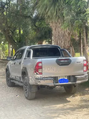 Toyota Hilux 2023 Silver