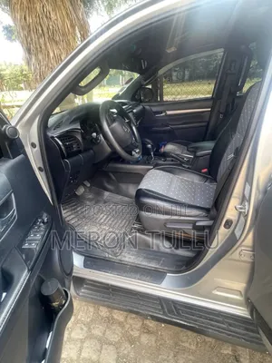 Toyota Hilux 2023 Silver