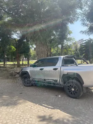Toyota Hilux 2023 Silver