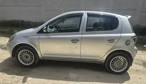 Photo - Toyota Yaris 2001 Silver