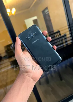 Photo - Samsung Galaxy S10e 256 GB Black