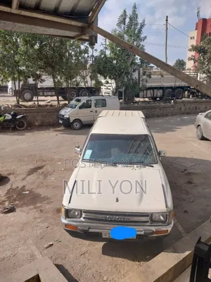 Photo - Toyota Hilux 1989 White