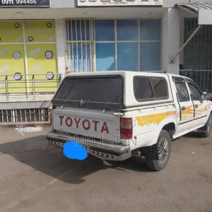 Toyota Hilux 1989 White