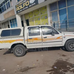 Toyota Hilux 1989 White
