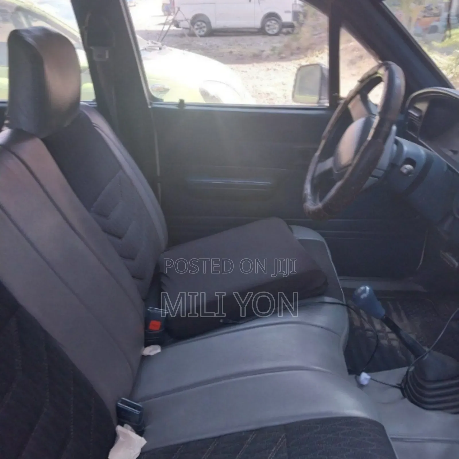 Toyota Hilux 1989 White