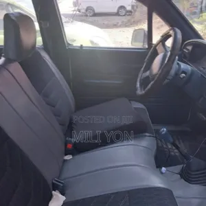 Toyota Hilux 1989 White