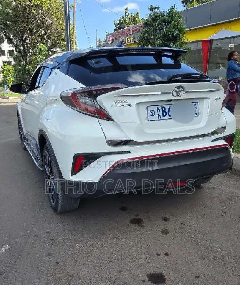 Toyota C-HR XLE 2022 White