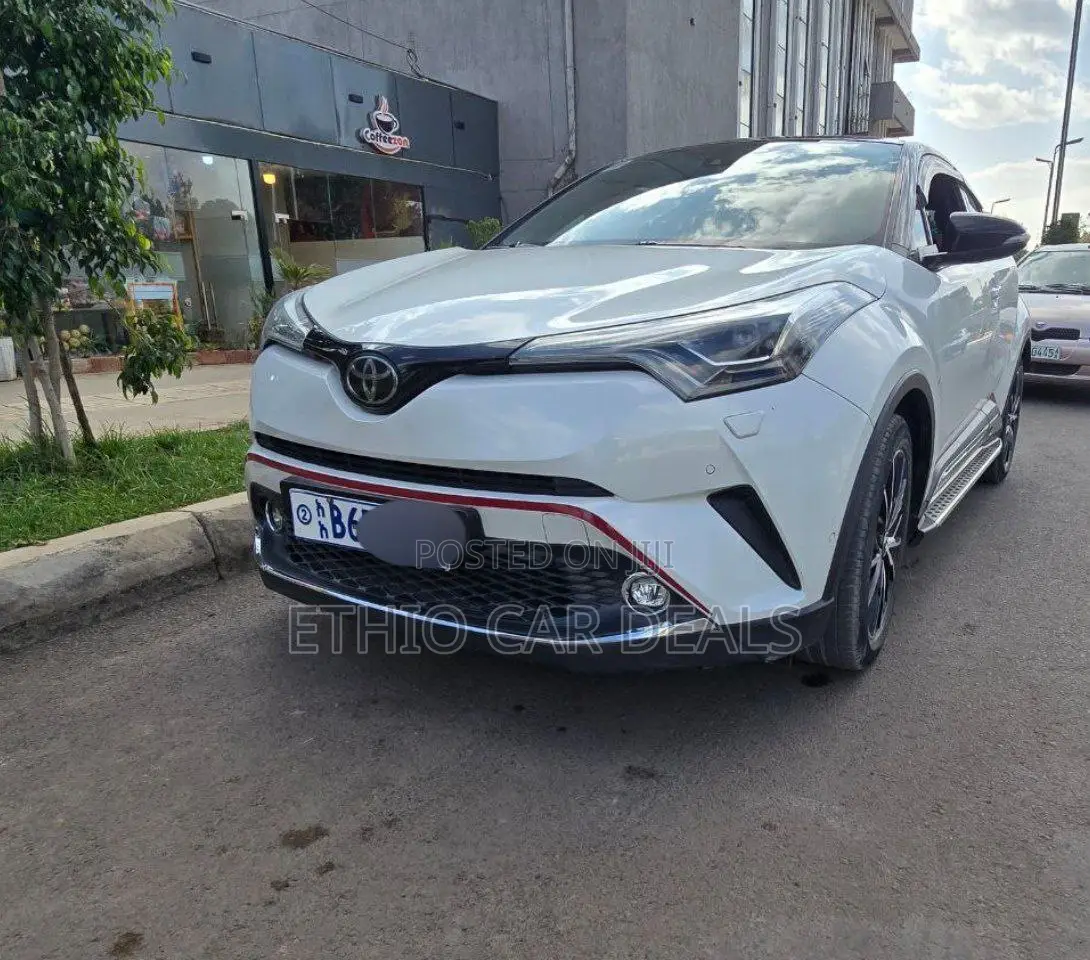 Toyota C-HR XLE 2022 White