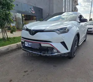 Photo - Toyota C-HR XLE 2022 White