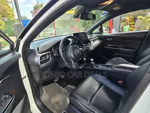 Toyota C-HR XLE 2022 White