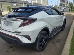 Toyota C-HR XLE 2022 White