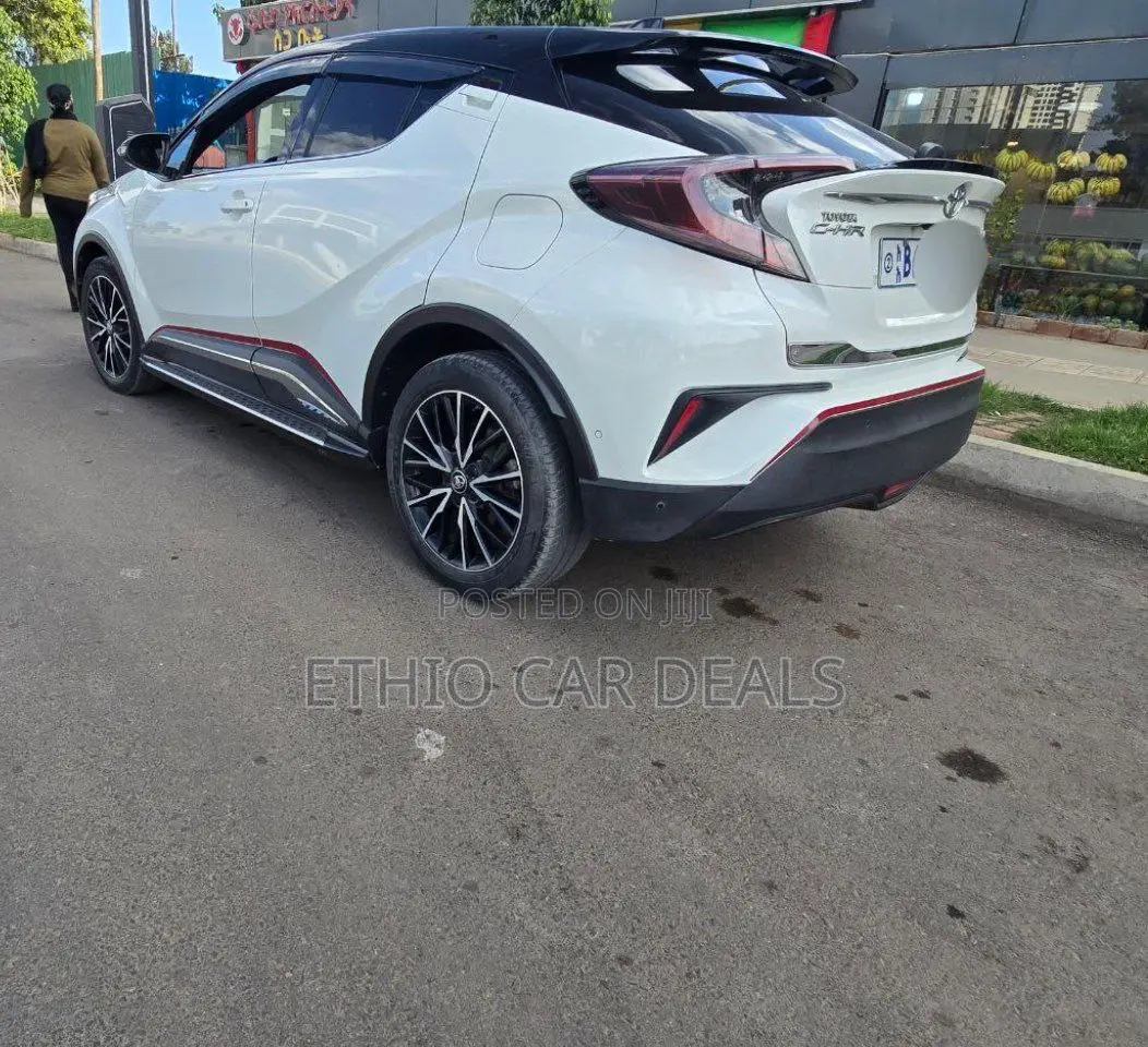 Toyota C-HR XLE 2022 White