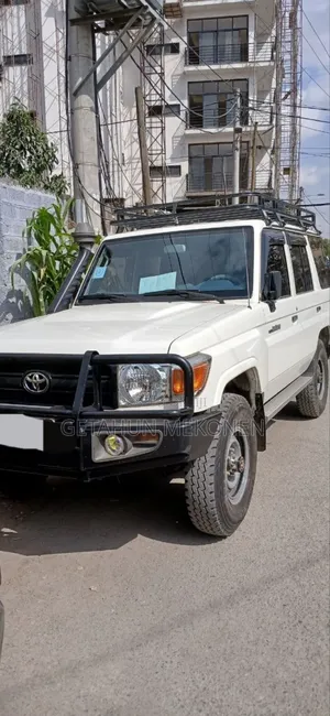 Photo - Toyota Land Cruiser 2018 White