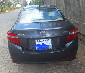 Photo - Toyota Yaris 2014 Gray