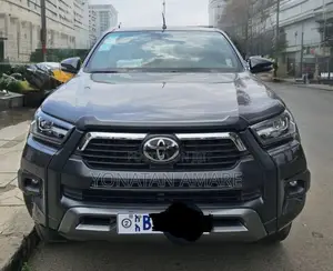 Photo - Toyota Hilux 2021 Gray