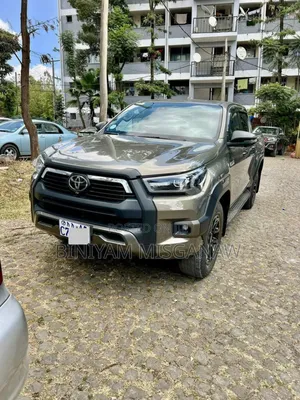 Photo - Toyota Hilux 2024 Gray
