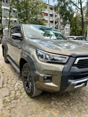 Toyota Hilux 2024 Gray
