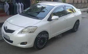 Photo - Toyota Yaris 2010 White