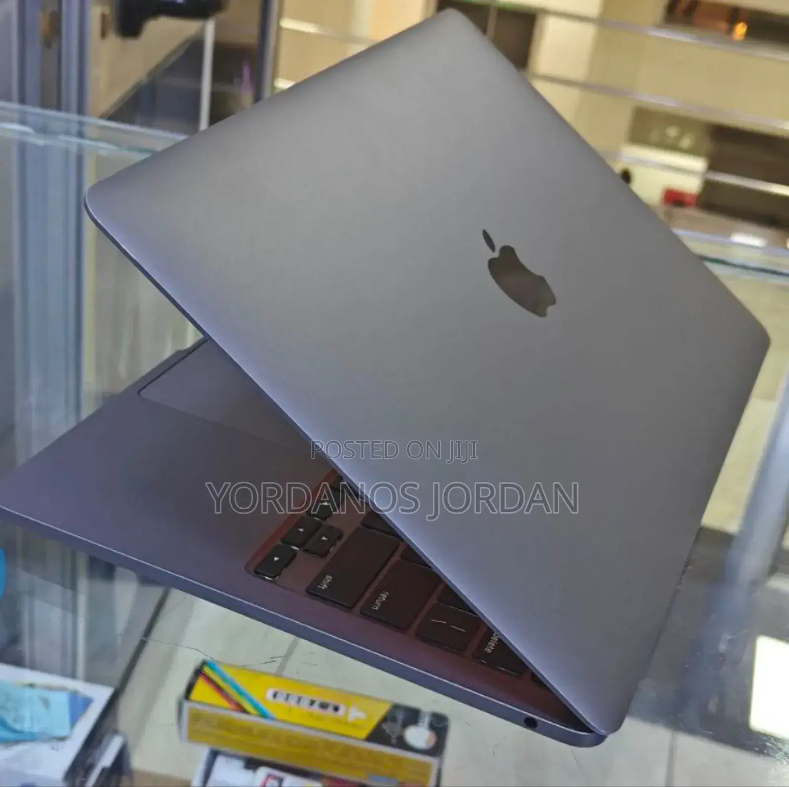 New Laptop Apple MacBook Pro 2022 M2 8GB Apple M2 SSD 256GB