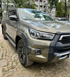 Toyota Hilux 2024 Gray