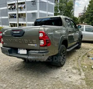 Toyota Hilux 2024 Gray