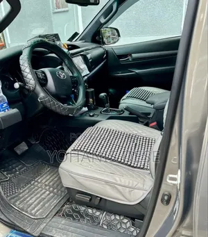 Toyota Hilux 2024 Gray
