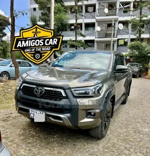Photo - Toyota Hilux 2024 Gray