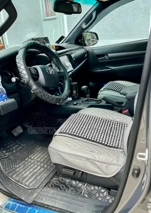 Toyota Hilux 2024 Brown
