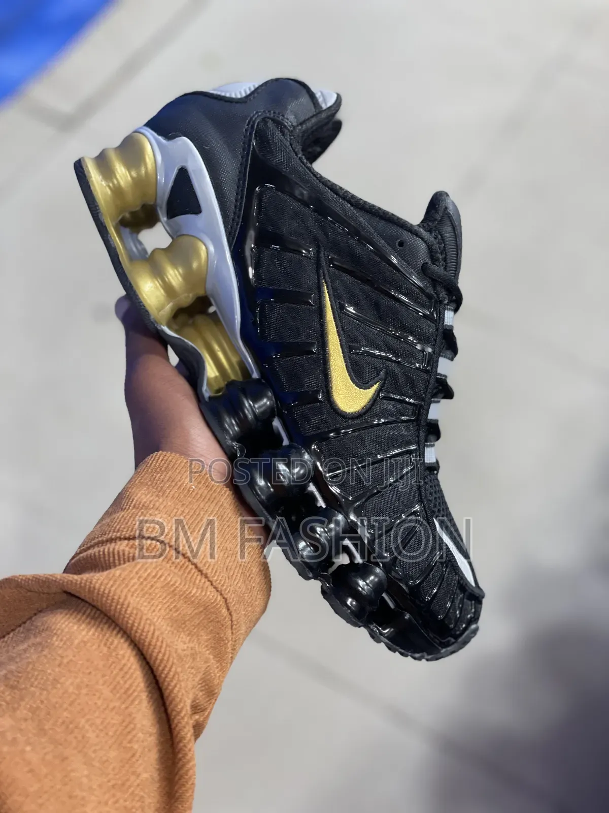 Nike Shox Tl in Striking Black and Gold
