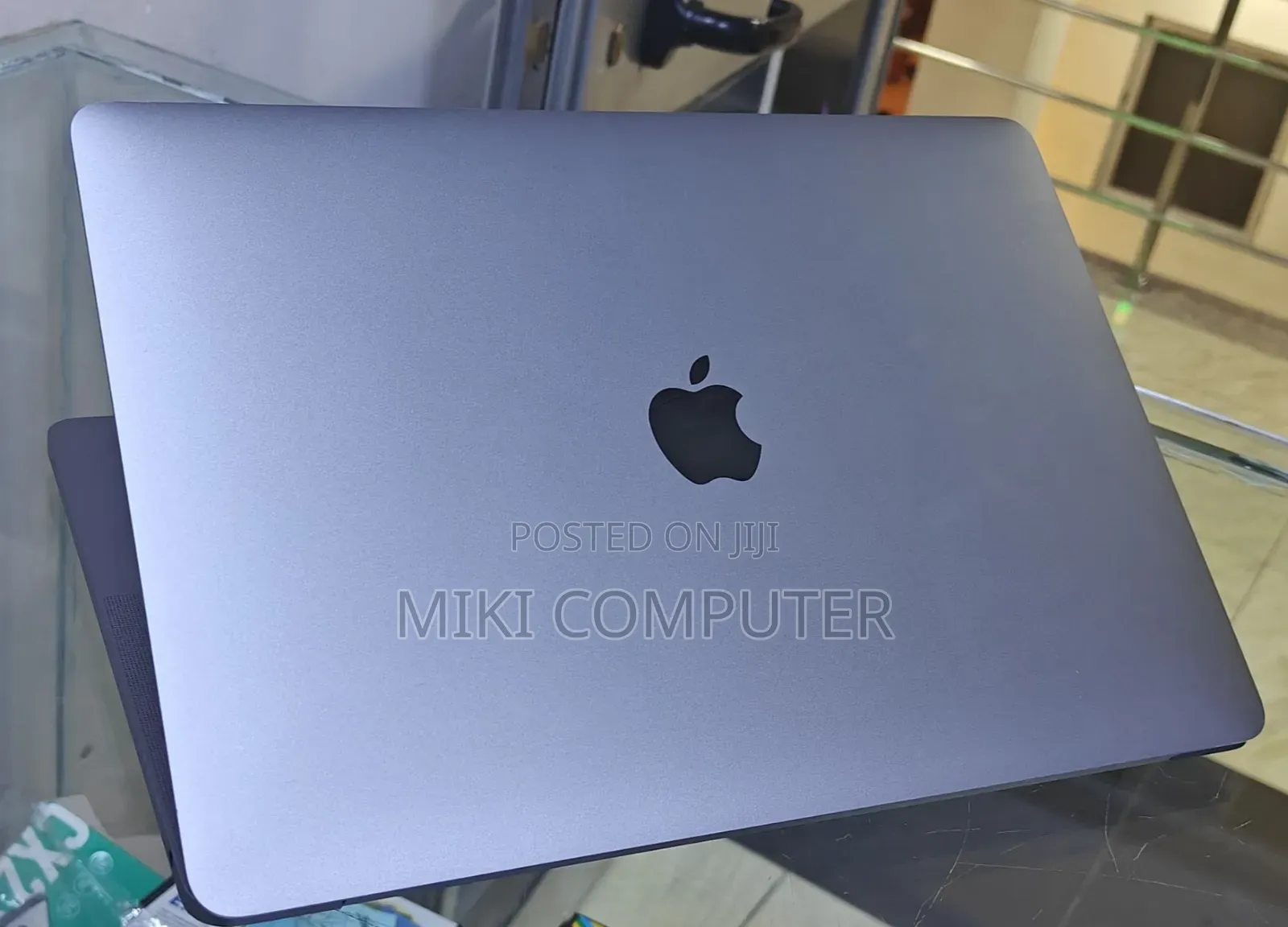 New Laptop Apple MacBook Pro 2022 M2 8GB Intel SSD 256GB