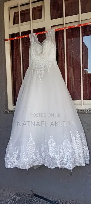 የተለያዩ የሙሾራ ልብሶች የሚሸጡ ቬሎ