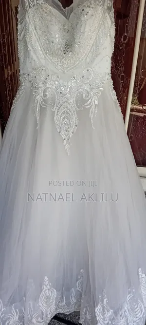 የተለያዩ የሙሾራ ልብሶች የሚሸጡ ቬሎ