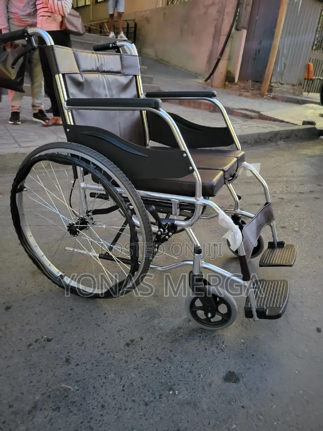Toilet Wheelchair爰員the Seat and Backrest Are Made of Aluminium