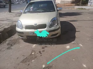 Photo - Toyota Vitz 2002 Gold