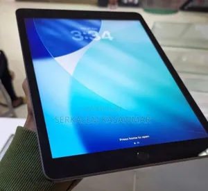 Photo - New Apple iPad 10.2 (2021) 64 GB Gray
