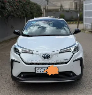 Photo - Toyota C-HR 2022 White